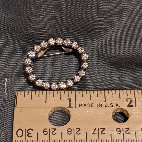 Simple oval Rhinestone pin - Picture 2 of 3